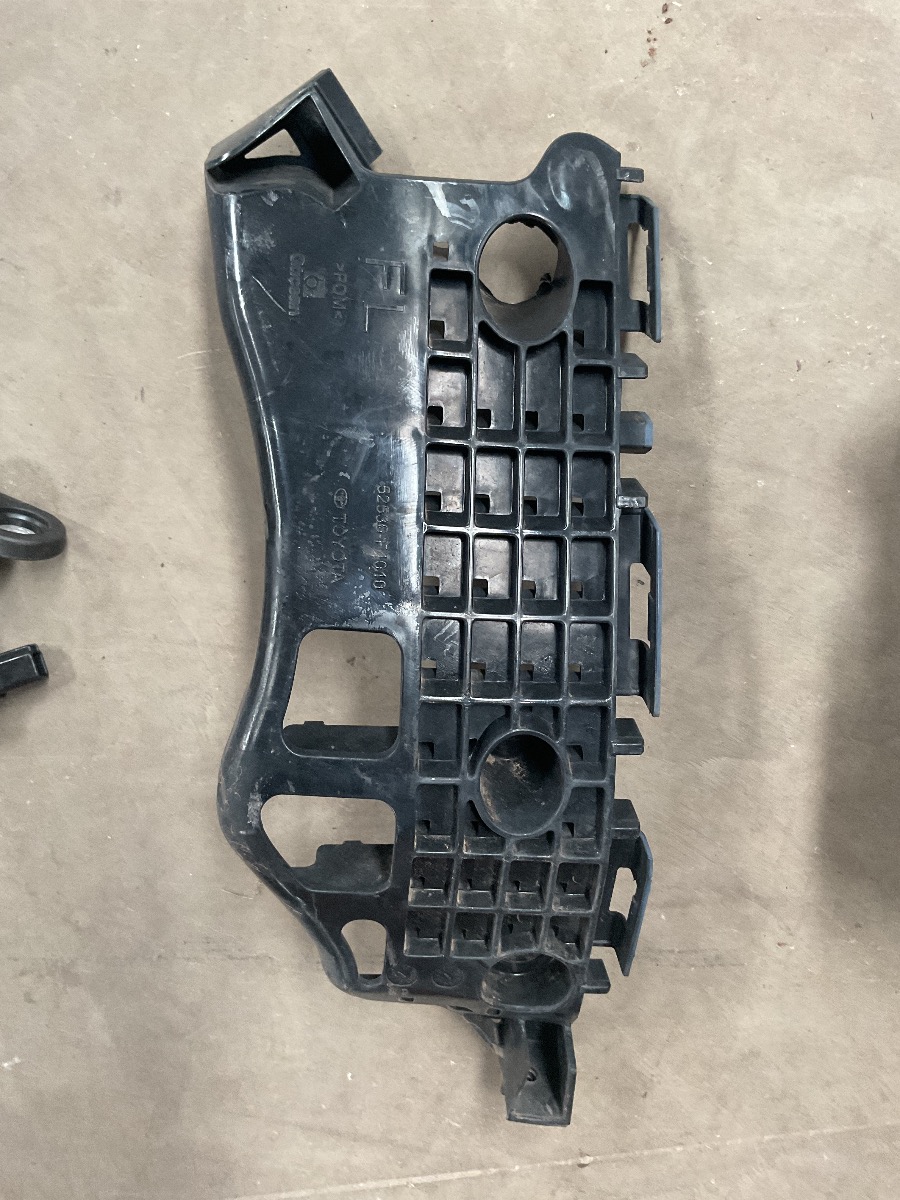 CH-R LEFT FENDER BRACKET