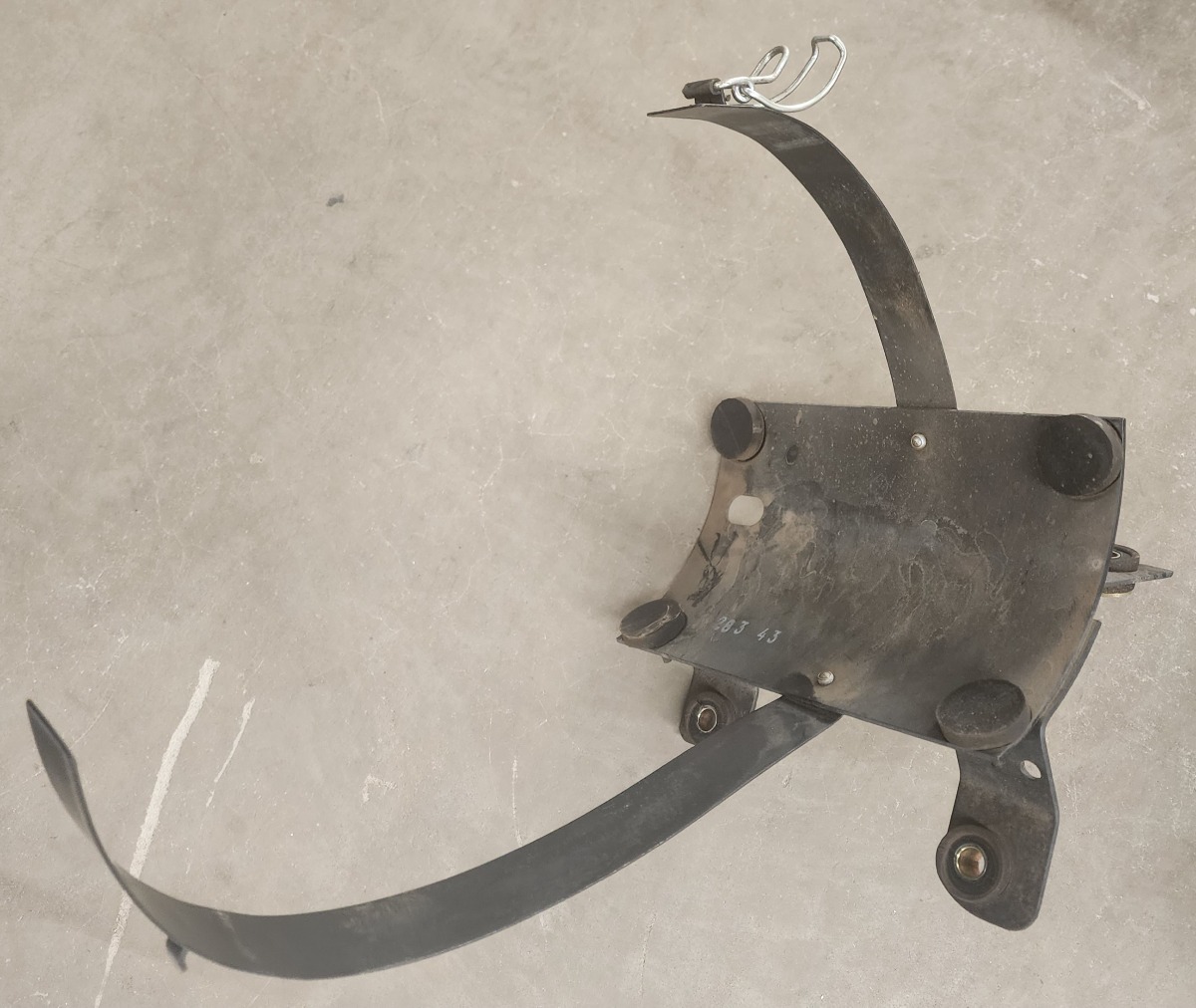 NP300 AIR CLEANER BRACKET