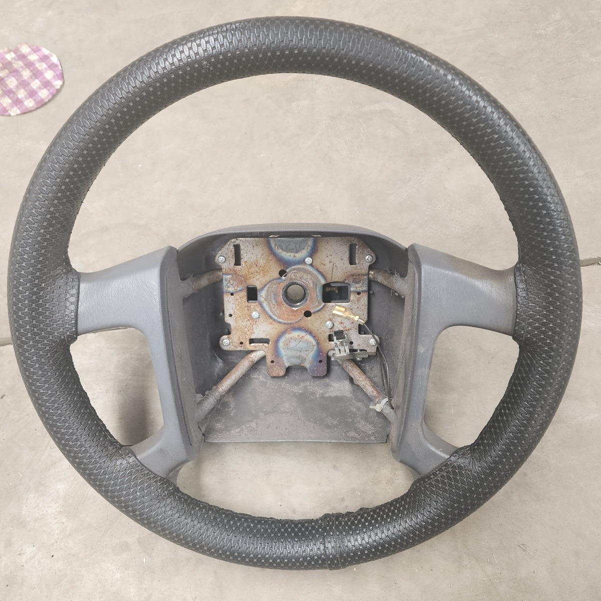 NP300 STEERING WHEEL
