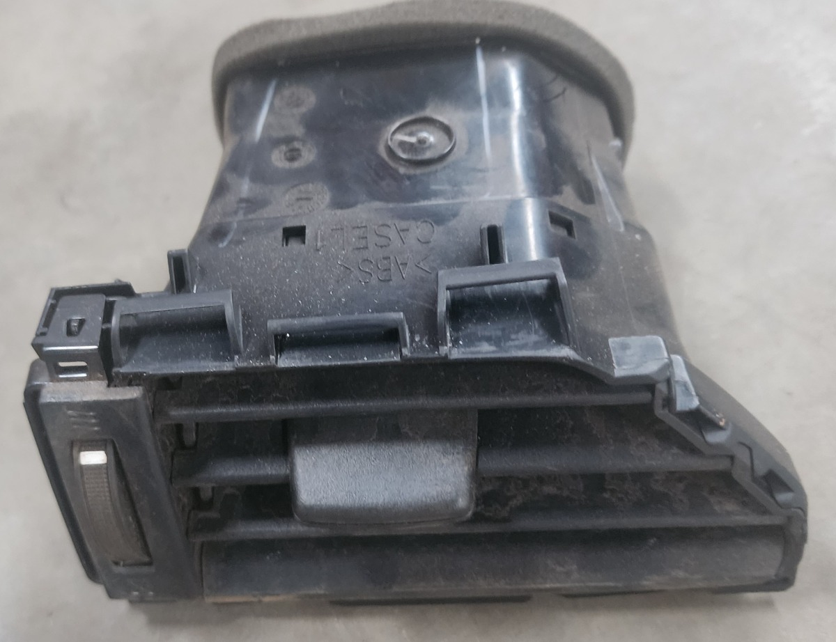 SWIFT LEFT DASH VENT