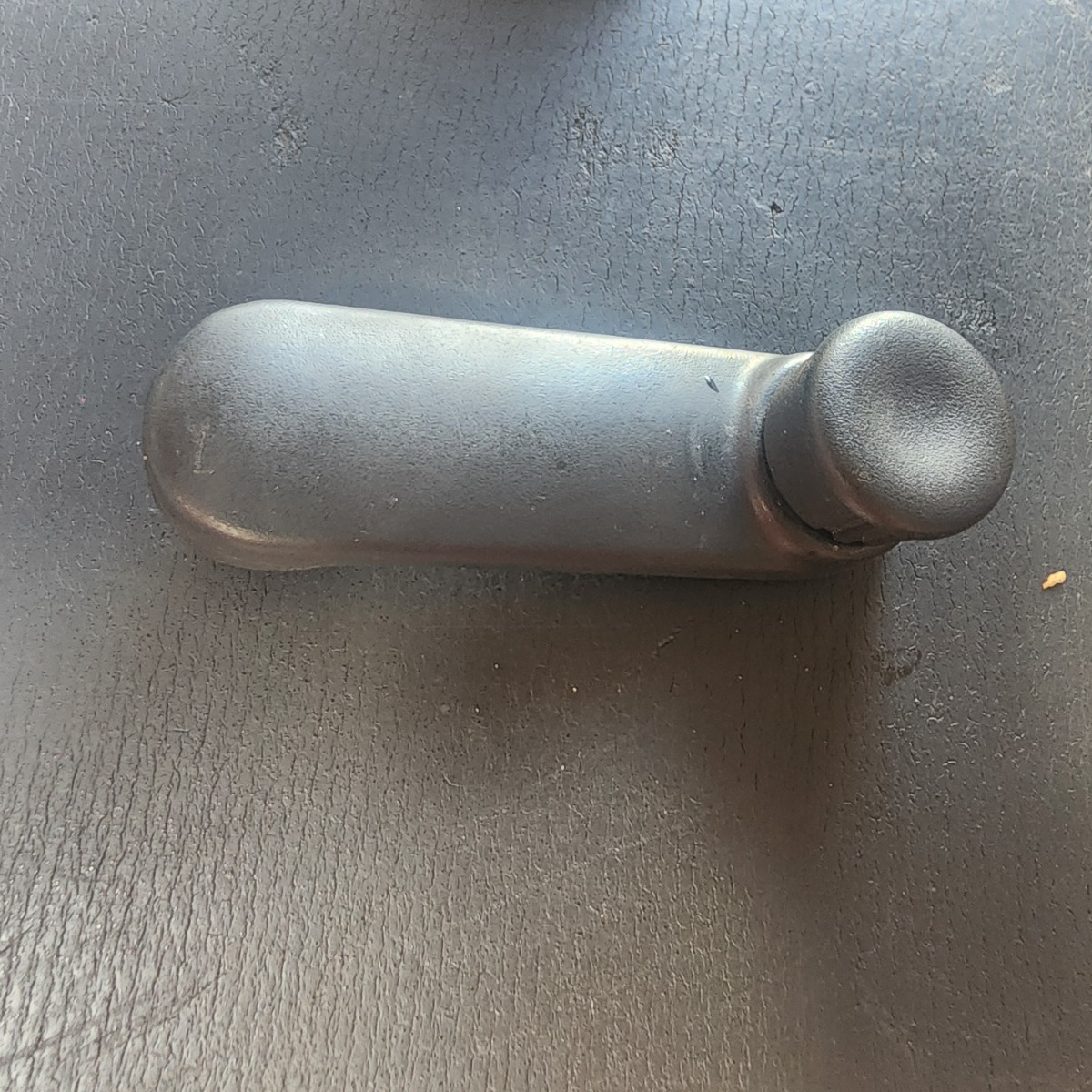 NP200 LEFT FRONT WINDOW WINDER HANDLE