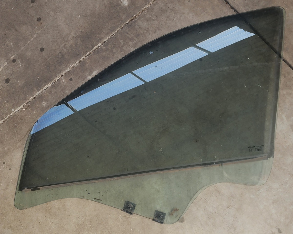 NP200 LEFT FRONT DOOR GLASS