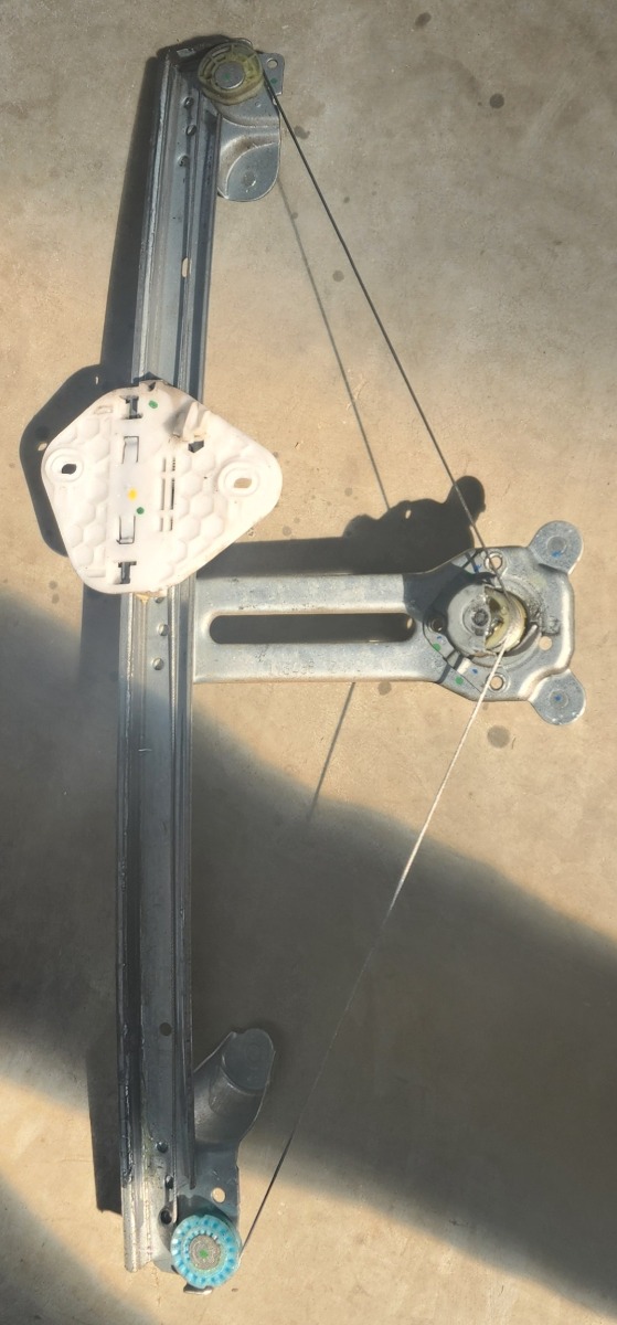 NP200 LEFT FRONT WINDOW MECH