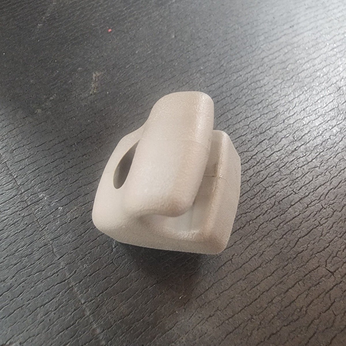 NP300 SUN VISOR CLIP