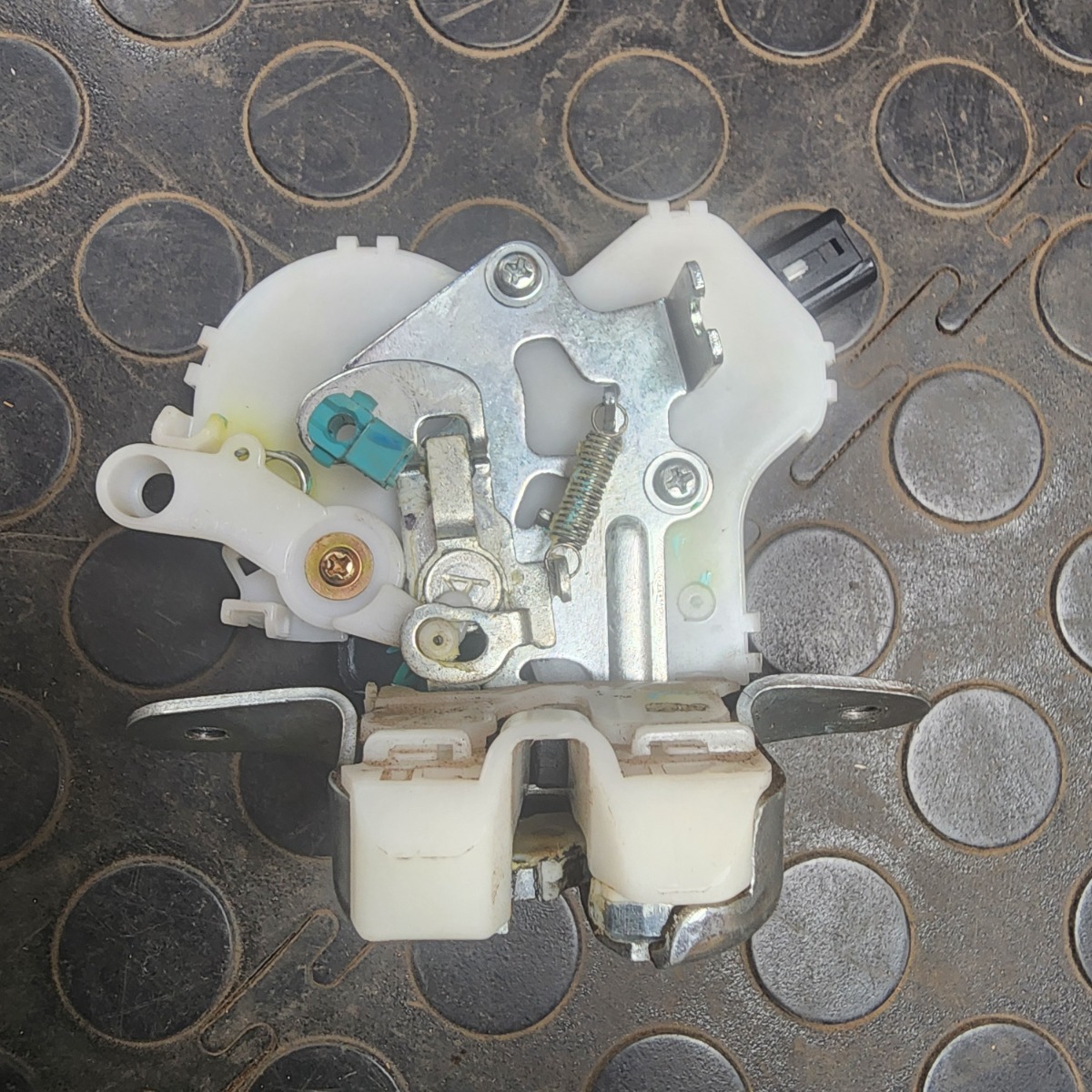 Celerio Rear Lid Lock Assy