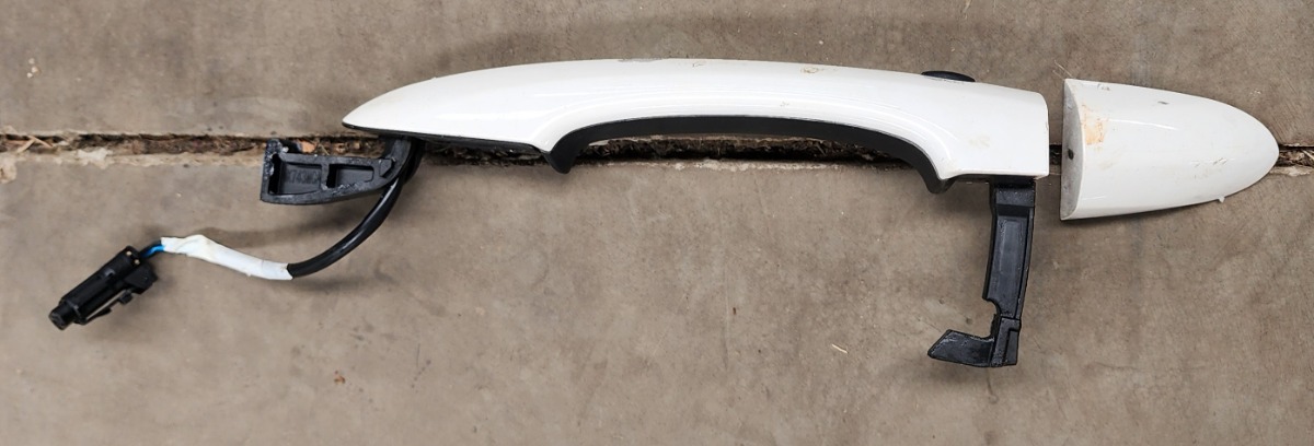 TERRITORY LEFT FRONT OUTER DOOR HANDLE