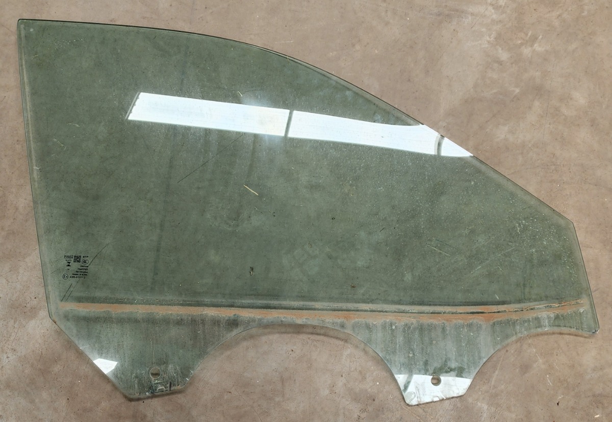 TERRITORY RIGHT FRONT DOOR GLASS