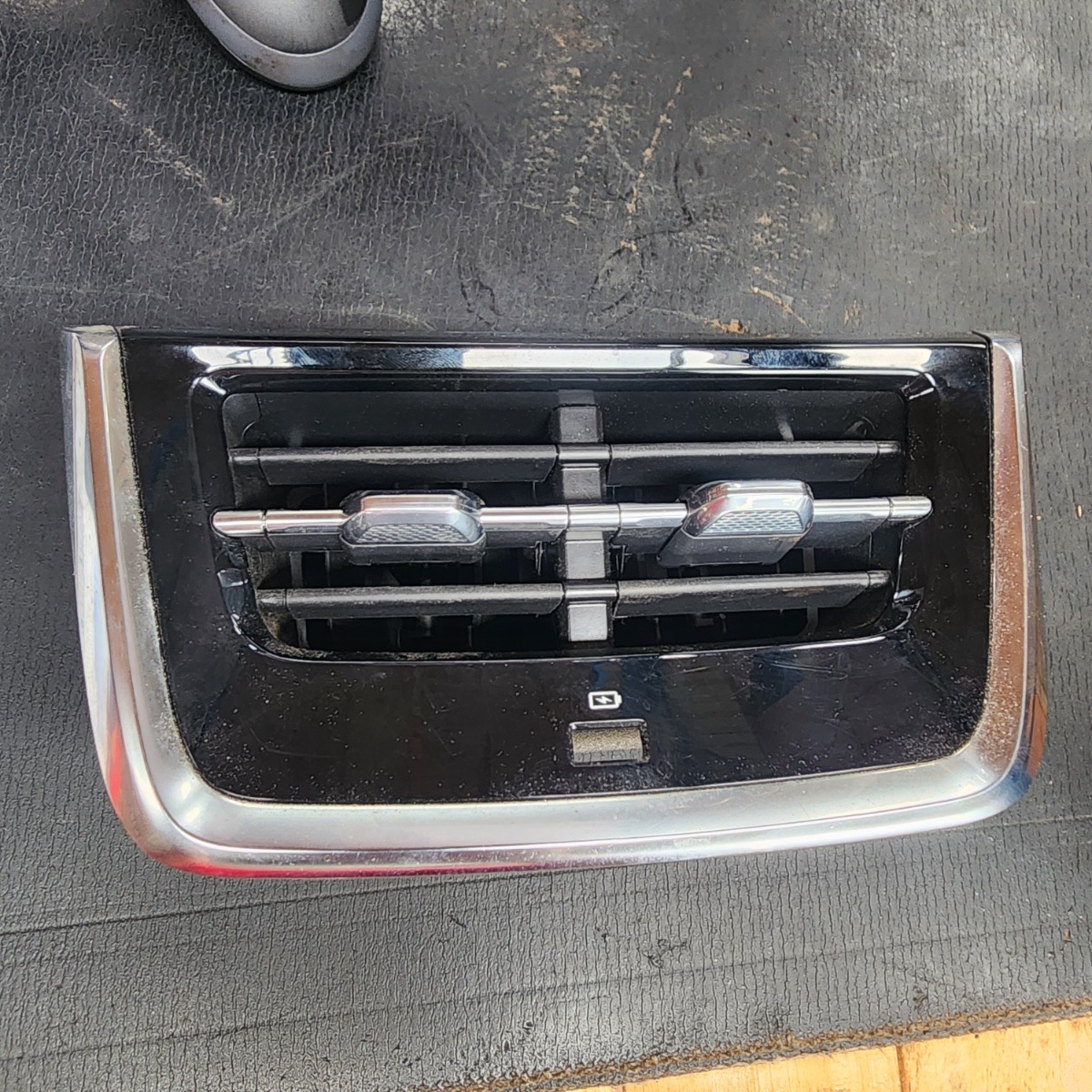 TERRITORY REAR CENTRE VENT
