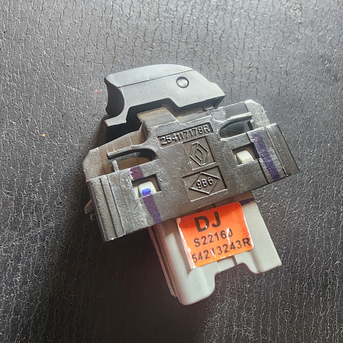 KIGER RIGHT REAR WINDOW SWITCH