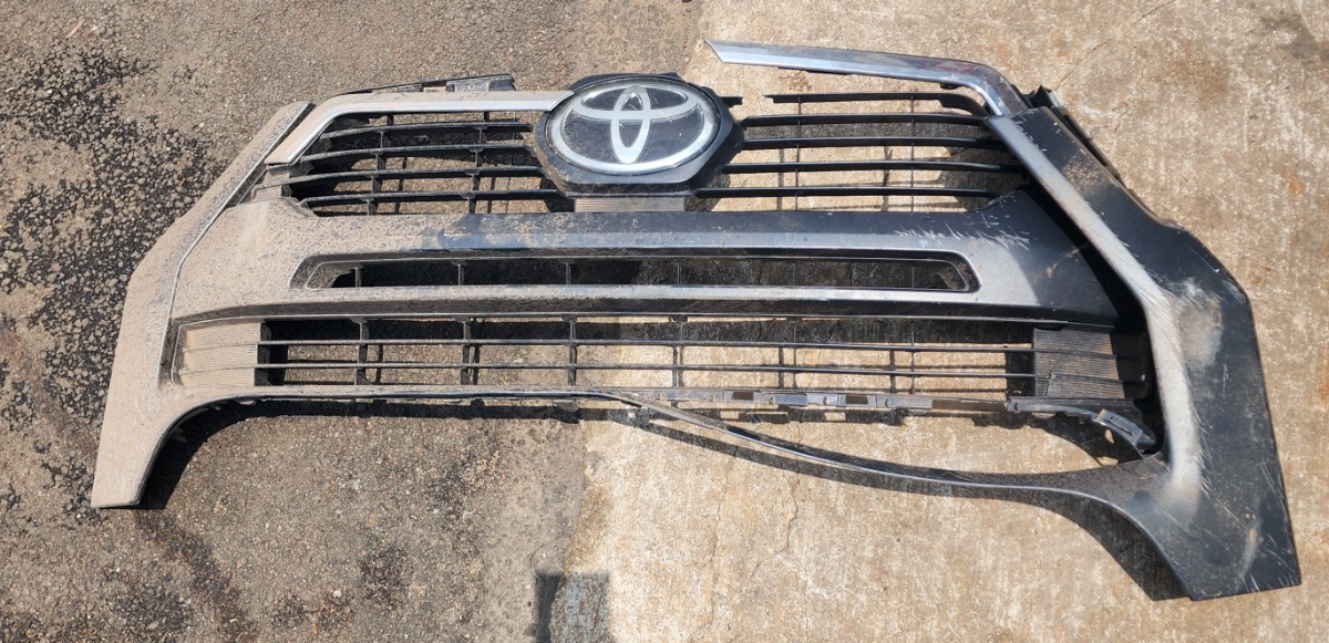 HILUX GD MAIN GRILL DAMAGED