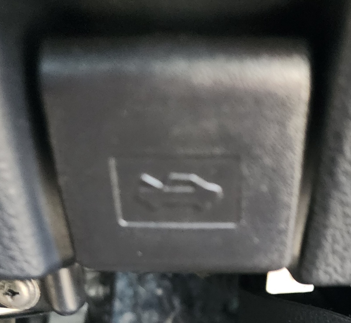 C-HR BONNET LEVER