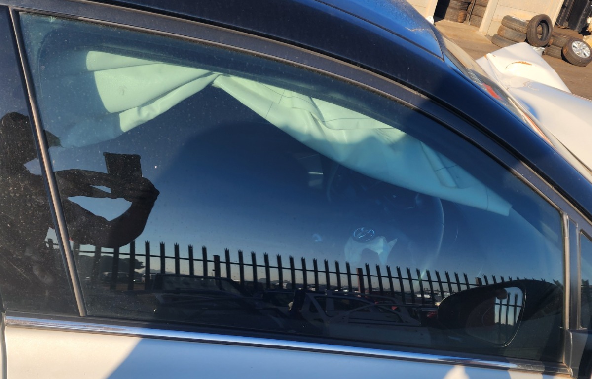 C-HR RIGHT FRONT DOOR GLASS