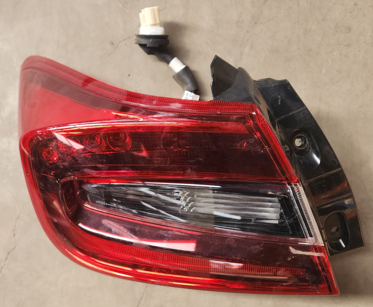 STARLET LEFT OUTER TAILLIGHT