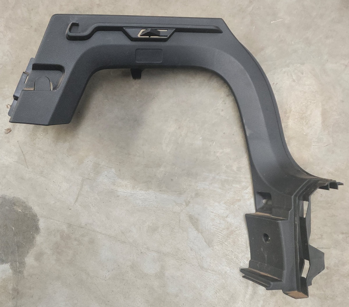 POLO VIVO MK2 RIGHT REAR PARCEL TRAY BRACKET