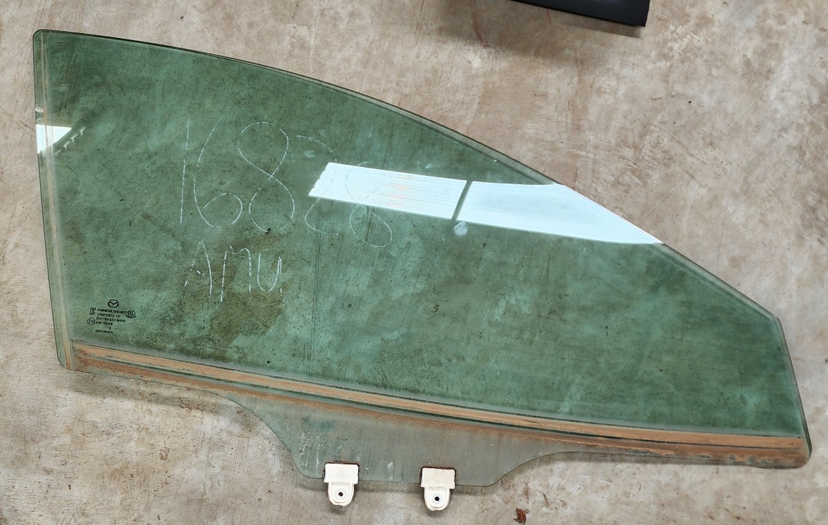 3 RIGHT FRONT DOOR GLASS