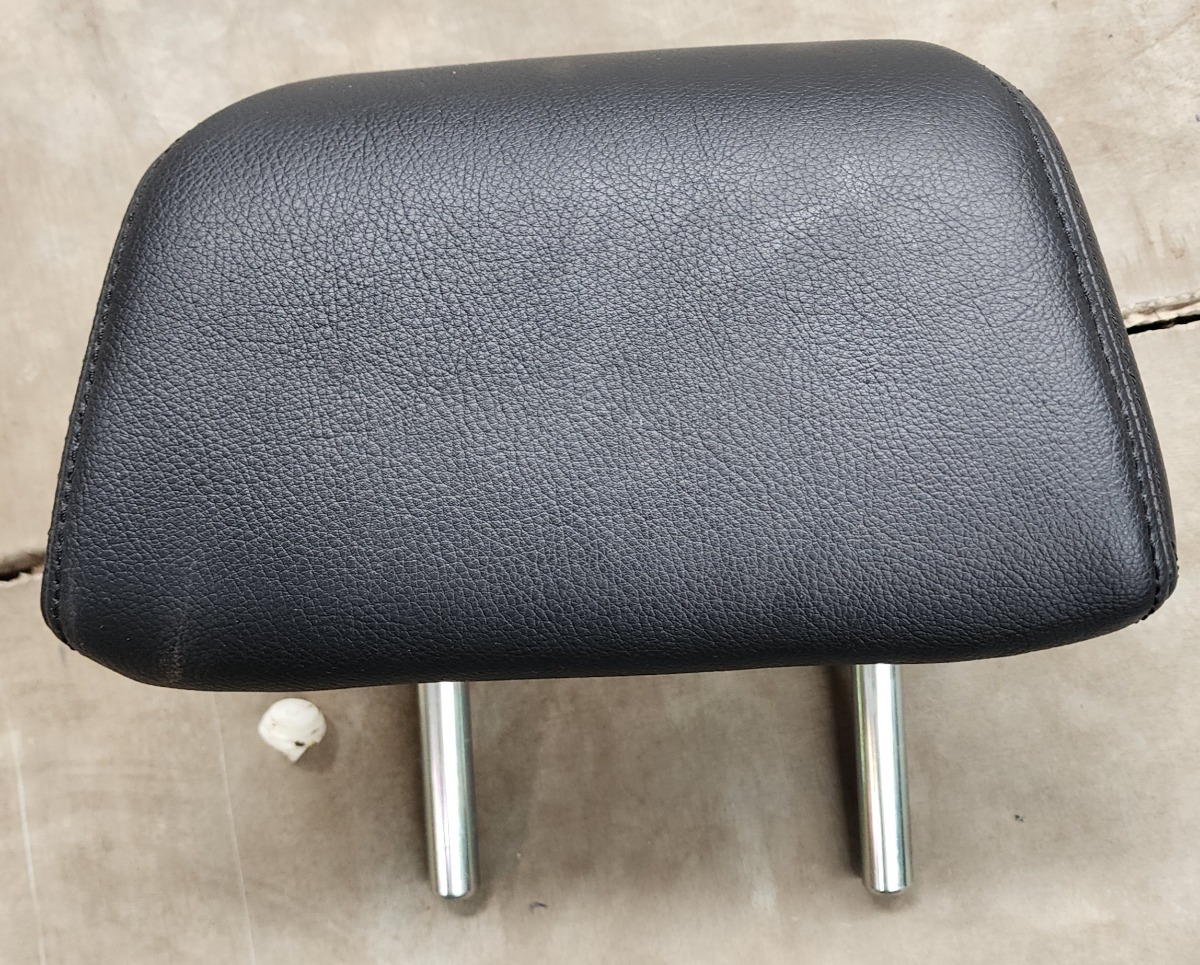 3 RIGHT REAR SEAT HEADREST