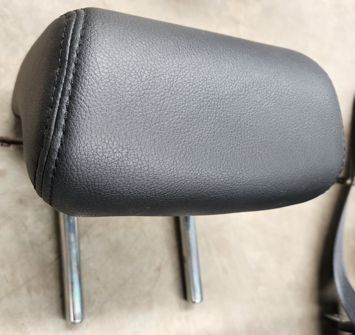 3 REAR CENTRE HEADREST