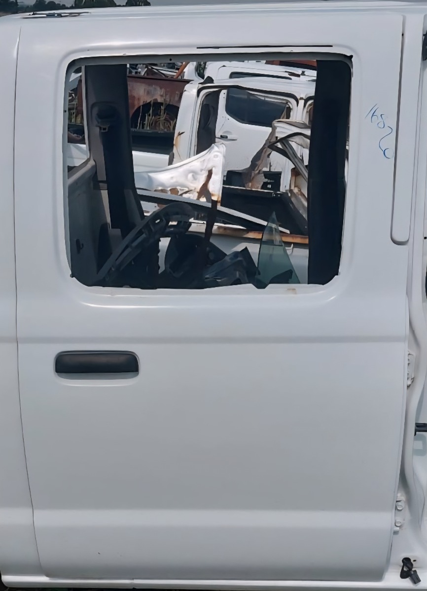 NP300 DOOR WITH HANDLES AND LOCK