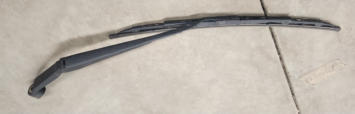 SWIFT LEFT FRONT WIPER ARM
