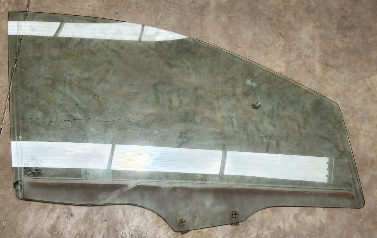 FIGO RIGHT FRONT DOOR GLASS