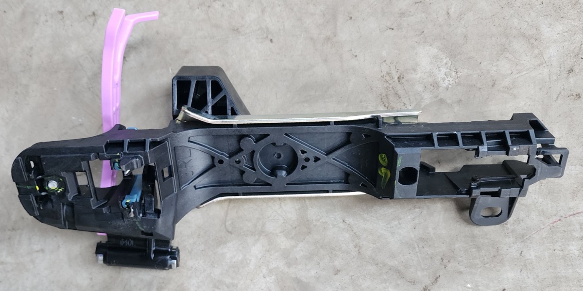HILUX GD LEFT REAR INNER HANDLE BRACKET