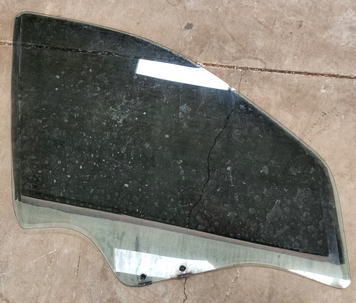 NP200 RIGHT DOOR GLASS