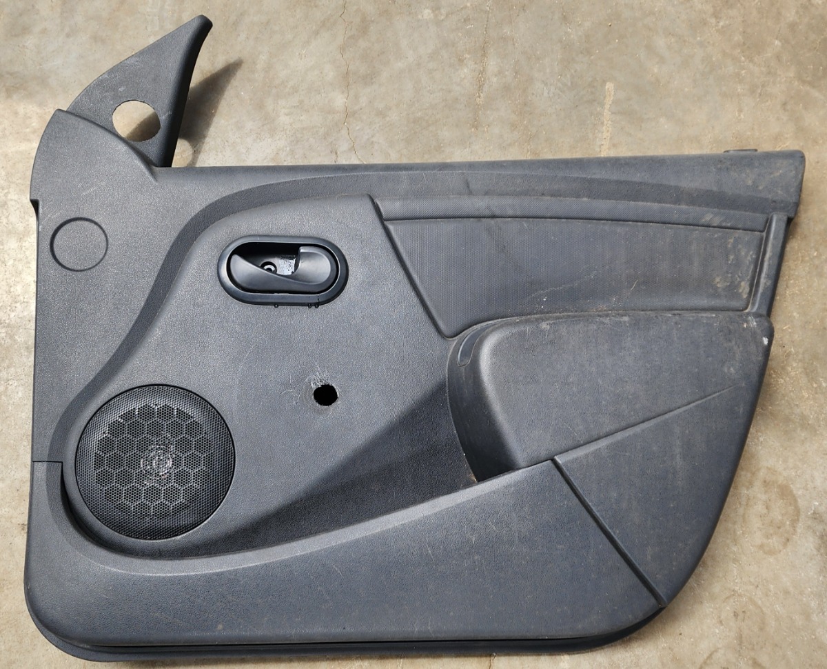 NP200 RIGHT FRONT DOOR PANEL