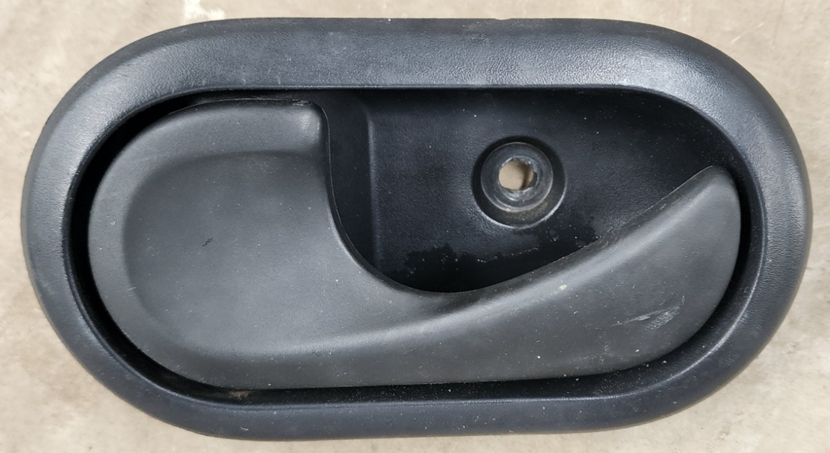 NP200 LEFT DOOR HANDLE INNER