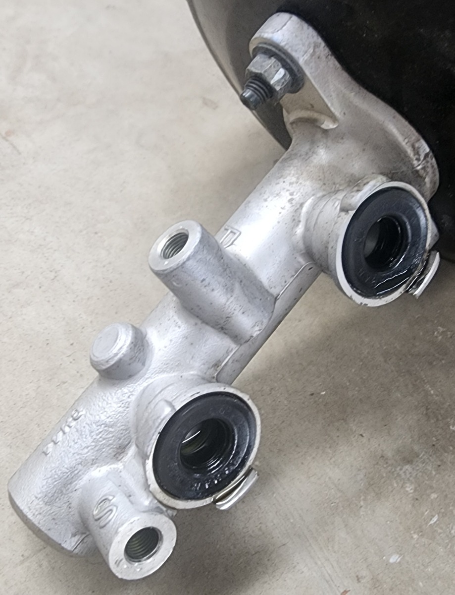 NP300 BRAKE MASTER CYLINDER
