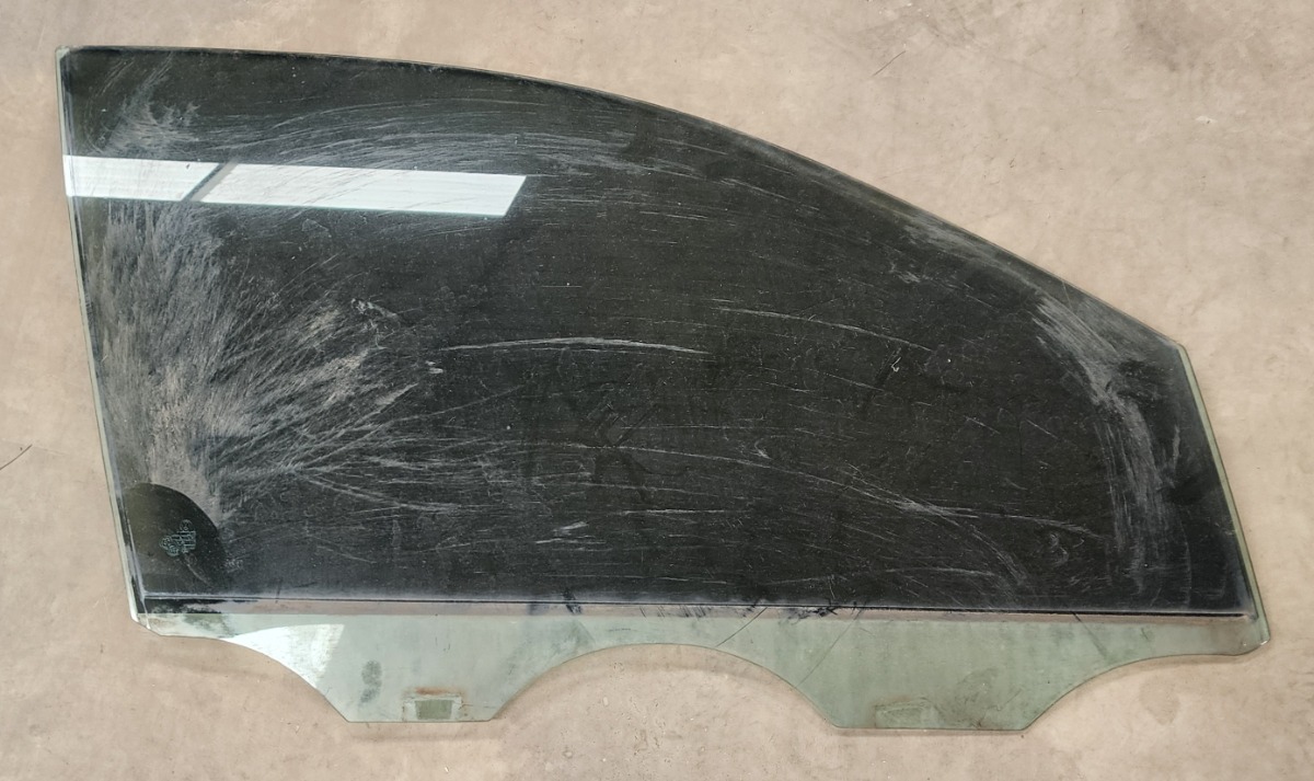 Polo 3/VIVO Door Glass Right Front