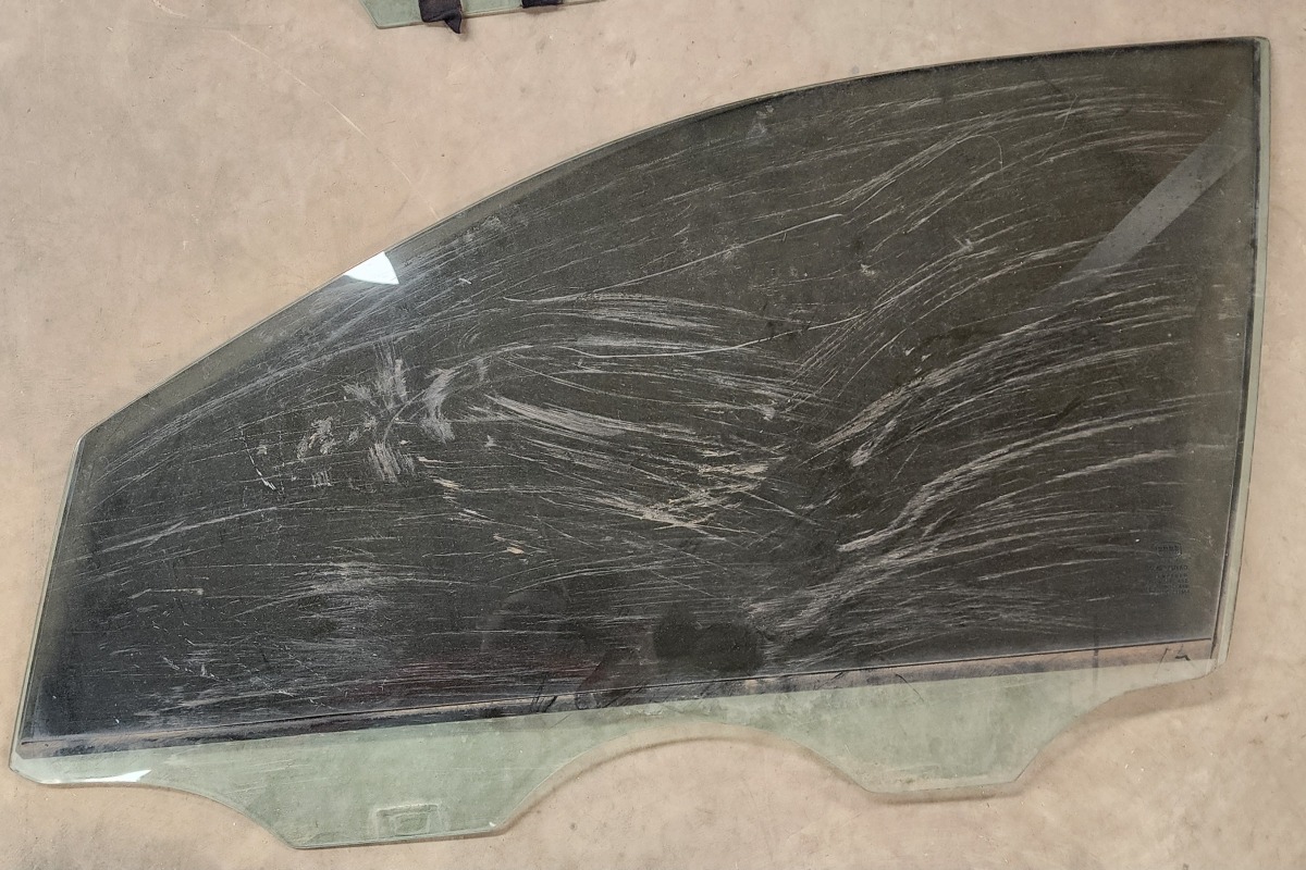 POLO 3/VIVO LEFT FRONT DOOR GLASS
