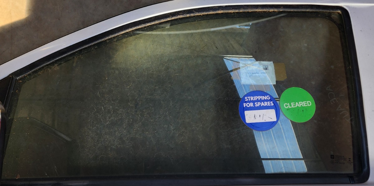 KB/D-MAX LEFT FRONT DOOR GLASS