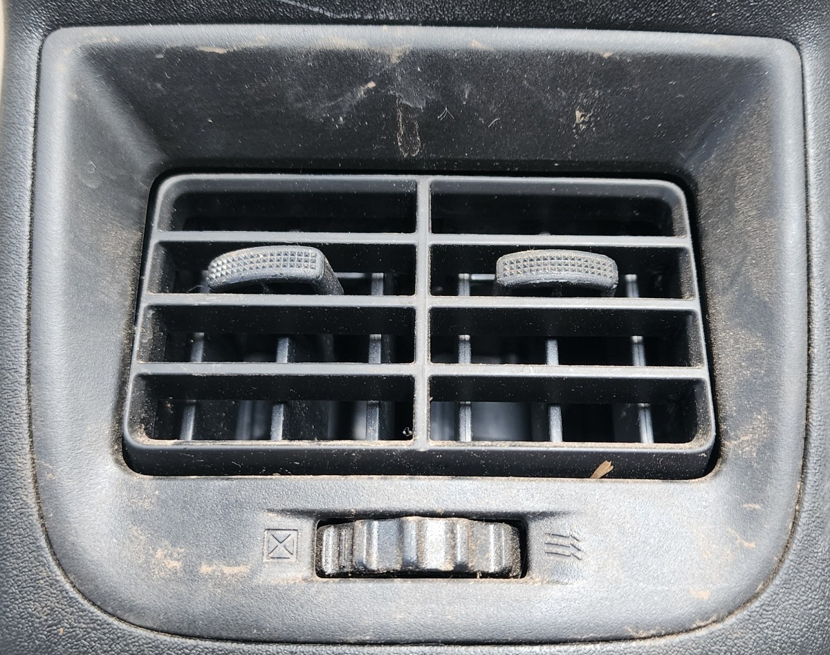 STARLET REAR CENTRE VENT