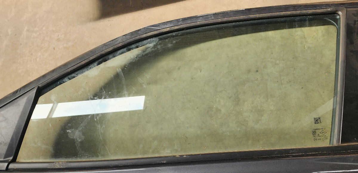 STARLET LEFT FRONT DOOR GLASS