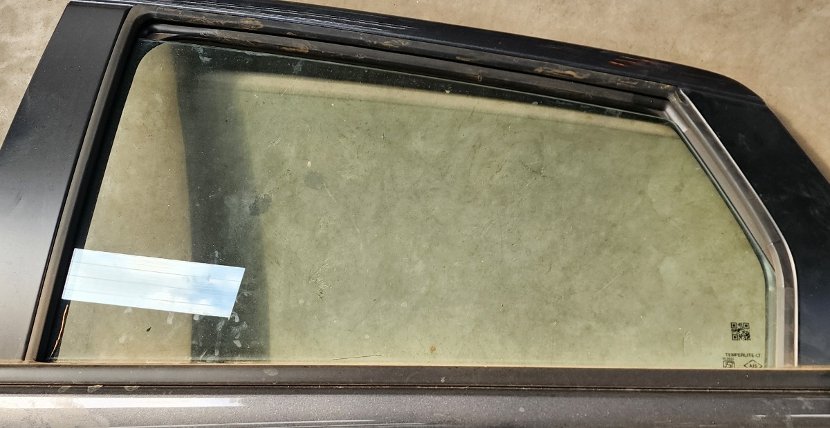 STARLET LEFT REAR DOOR GLASS