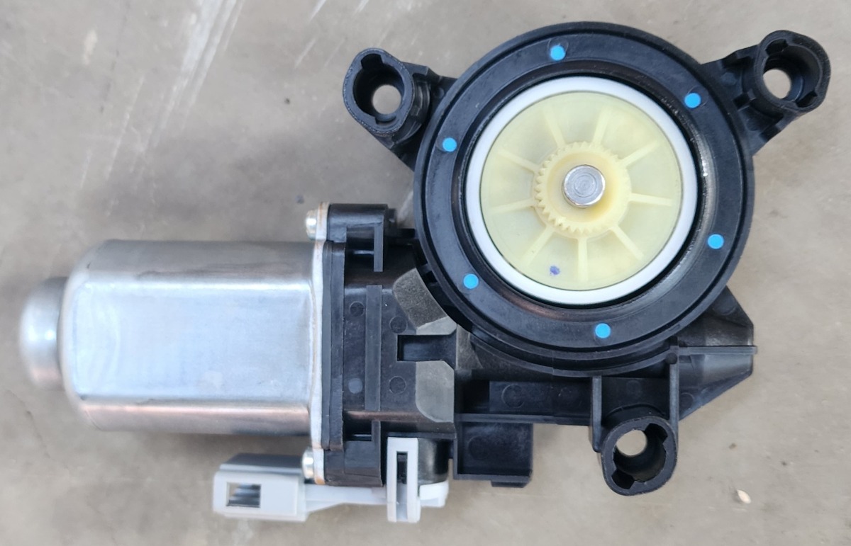 POLO VIVO MK2 LEFT FRONT WINDOW MOTOR