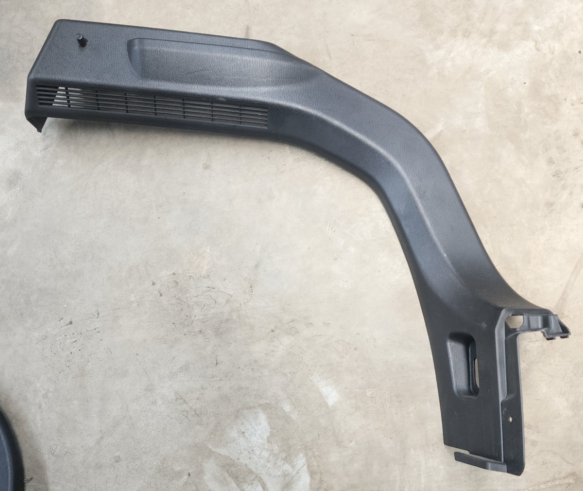3 C-Pillar Cover Trim Right Upper