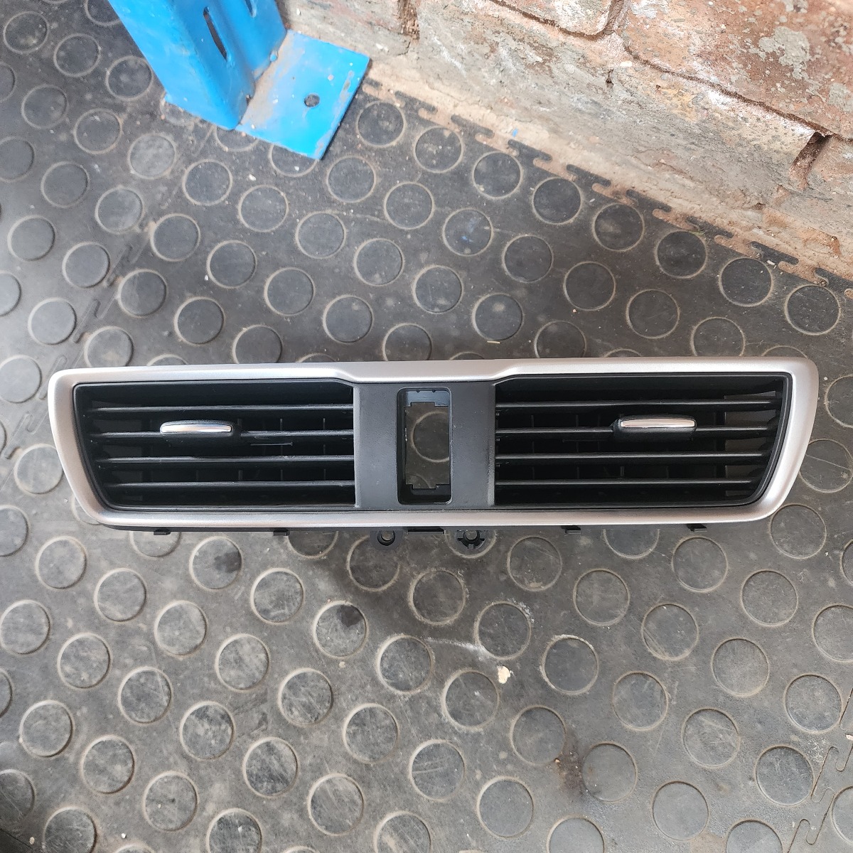 3 CENTRE DASH VENT