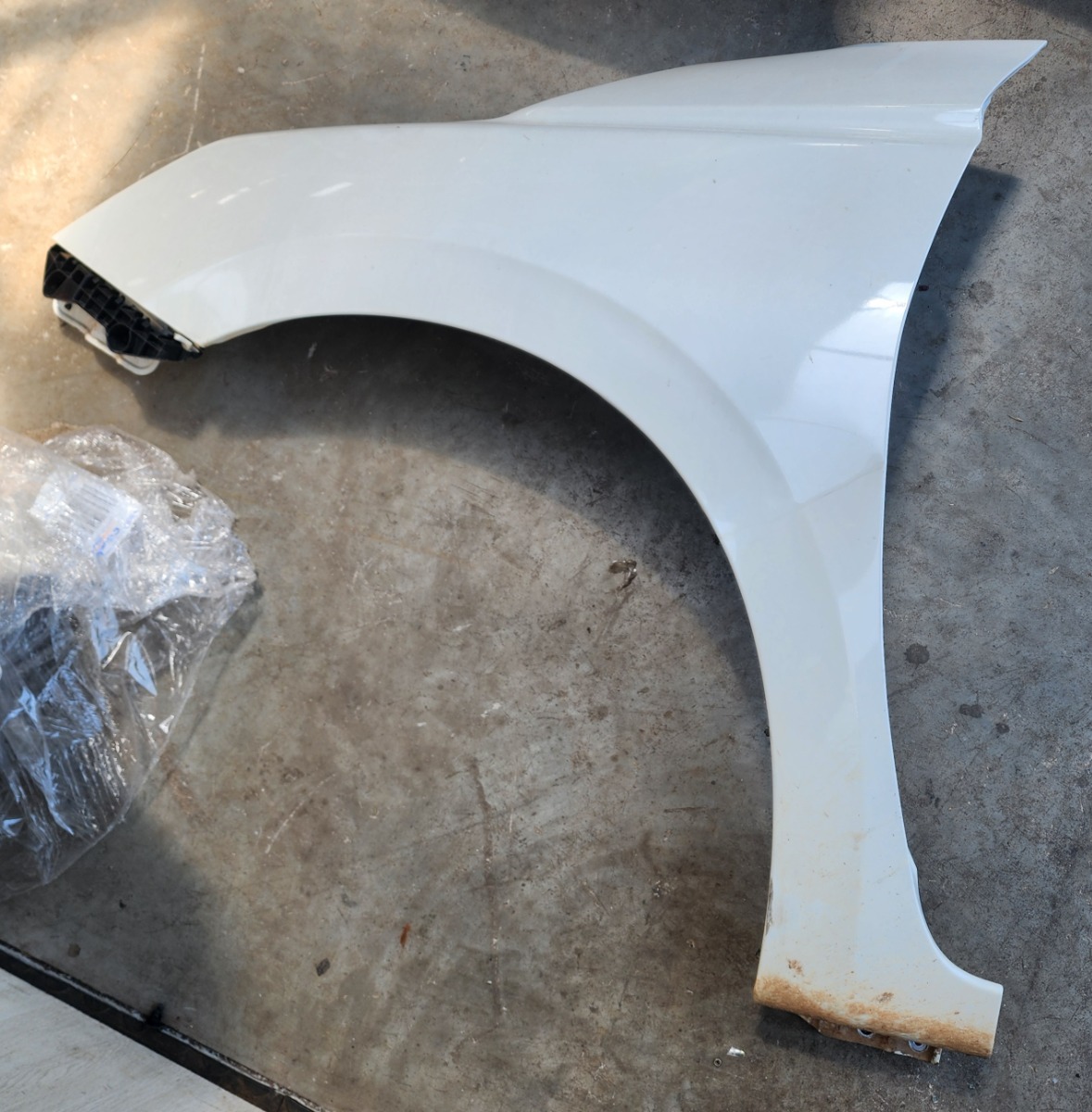 SWIFT LEFT FRONT FENDER WITH BUMPER SLIDE
