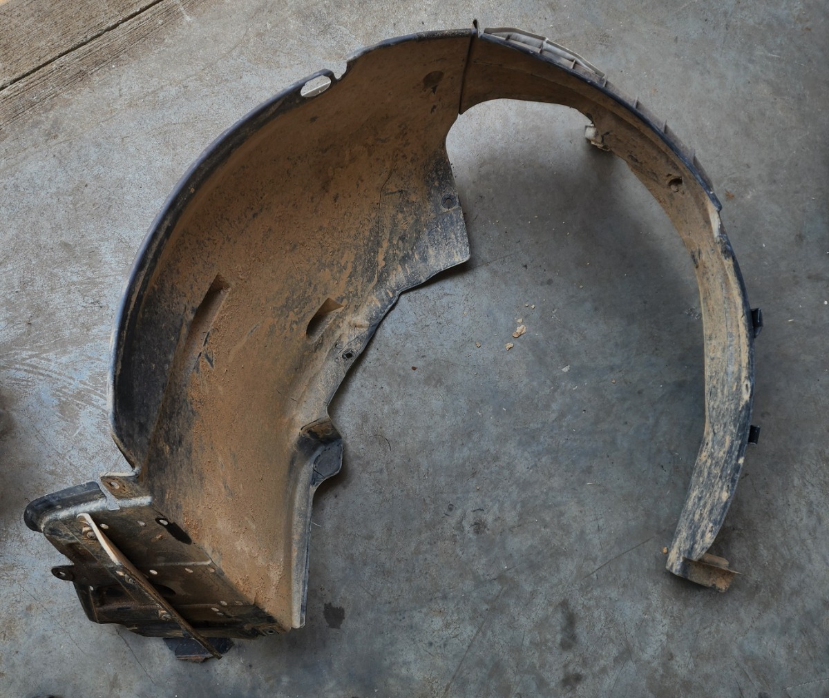 SWIFT LEFT FRONT FENDER LINER