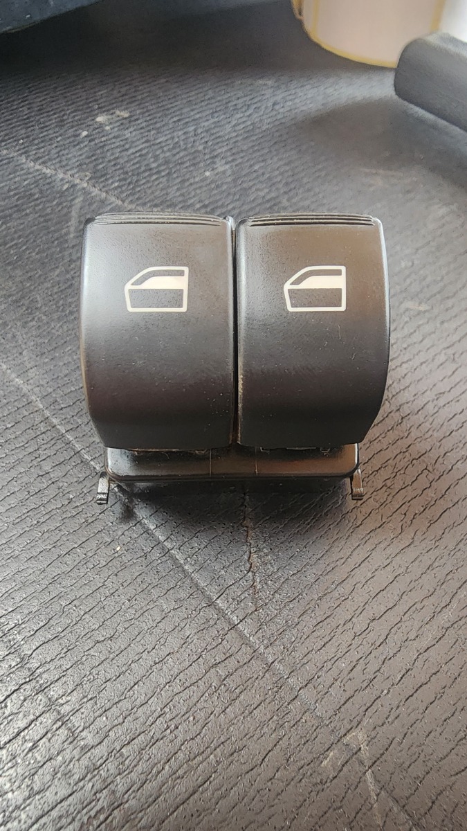 C3 RIGHT FRONT WINDOW SWITCH