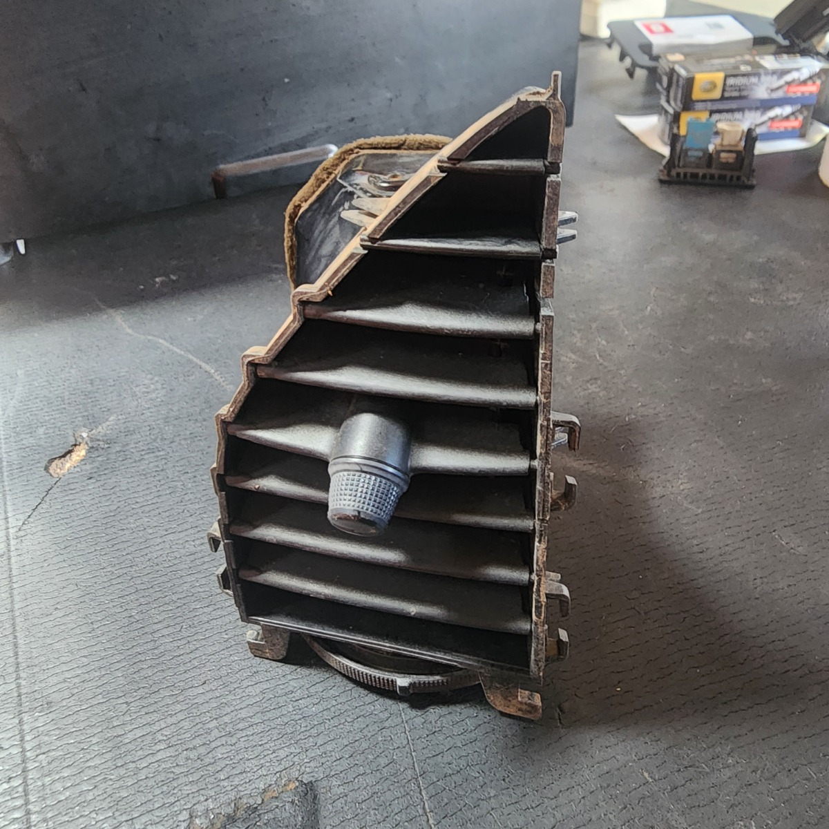 W447 LEFT CENTRE DASH VENT