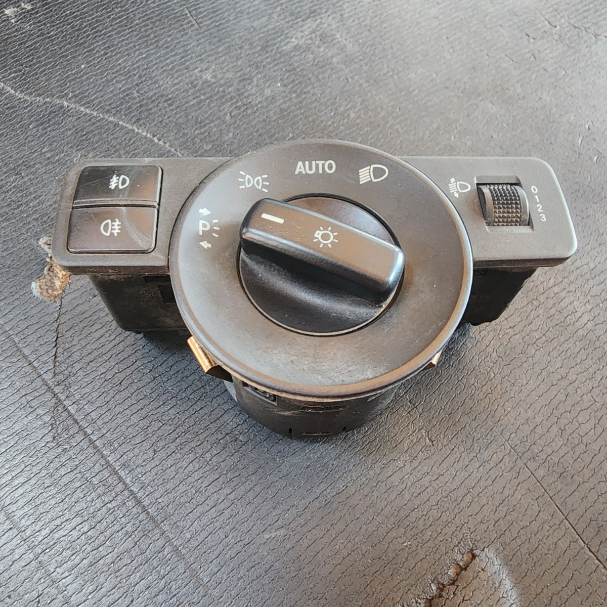 W447 HEADLIGHT SWITCH