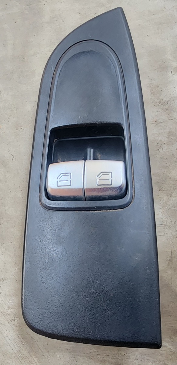 W447 RIGHT FRONT WINDOW SWITCH