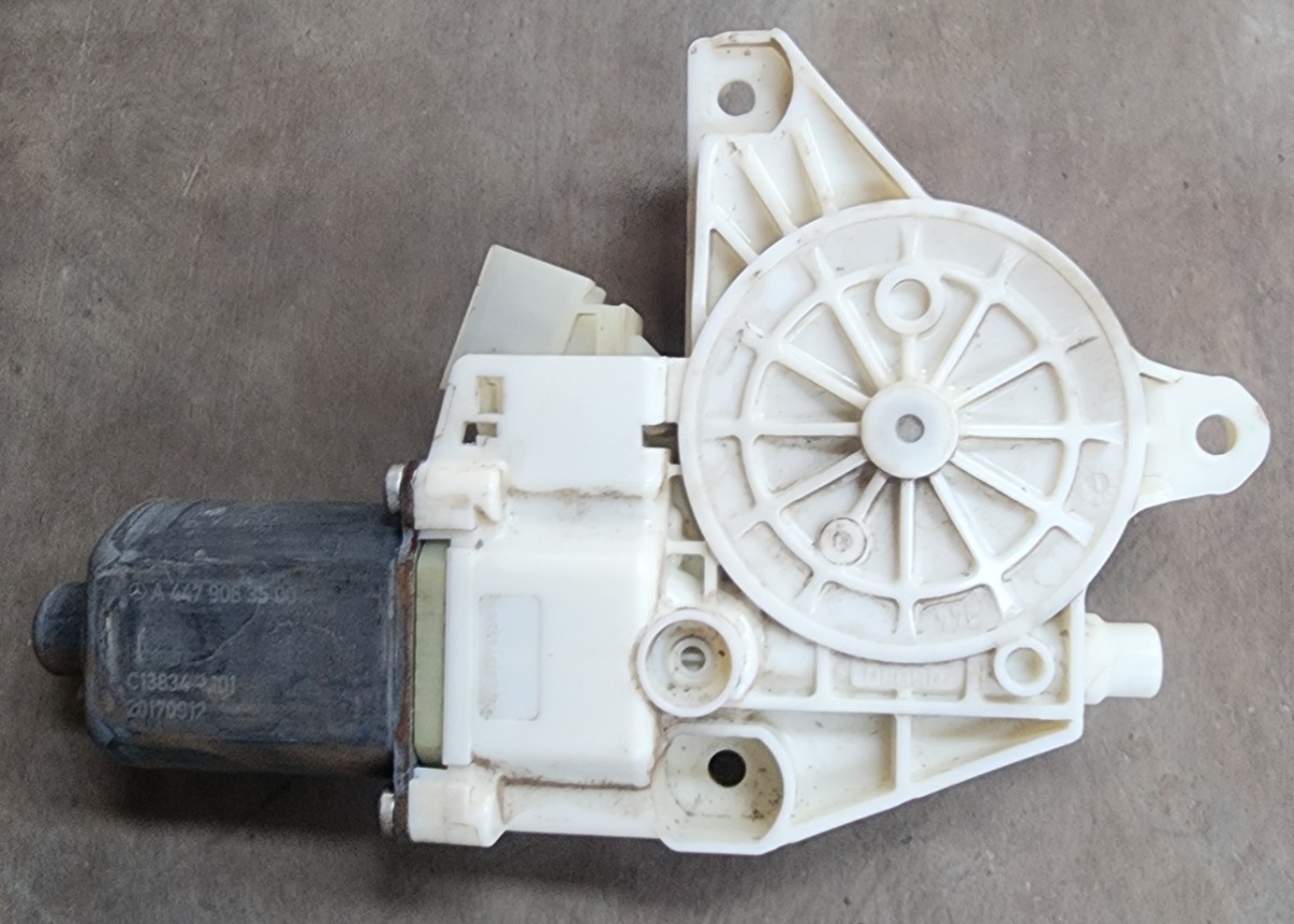 W447 LEFT FRONT WINDOW MOTOR