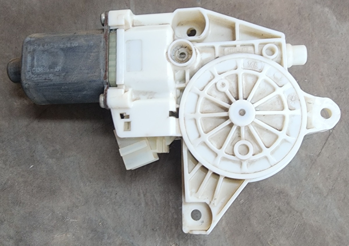 W447 RIGHT FRONT WINDOW MECH