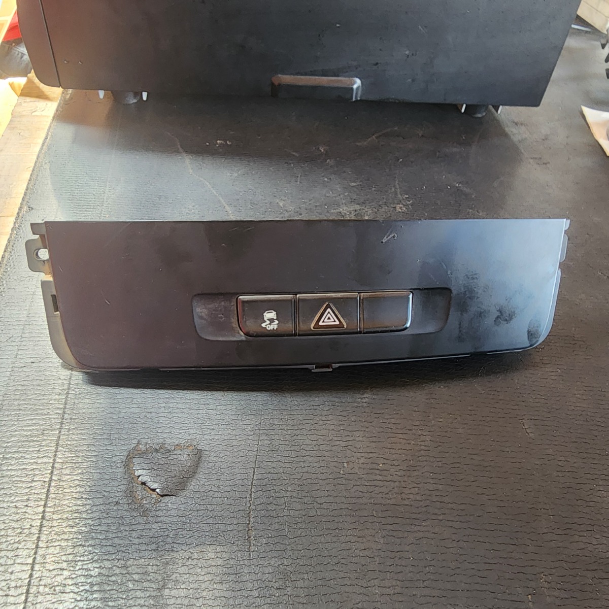 W447 CENTRE SWITCH PANEL