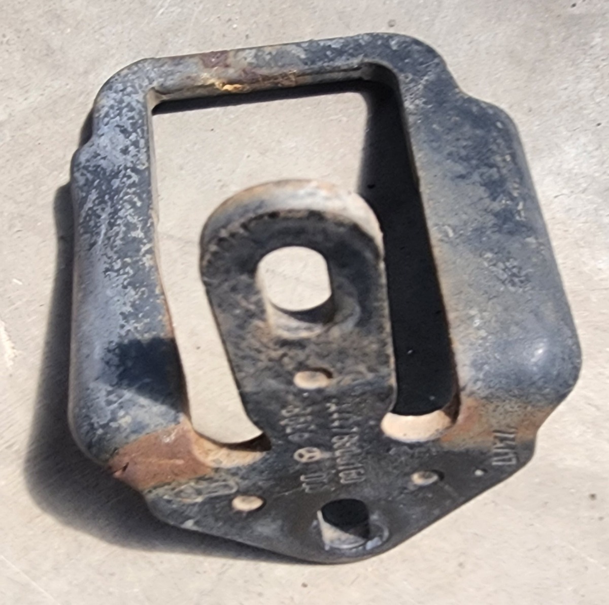 W447 BONNET CATCH