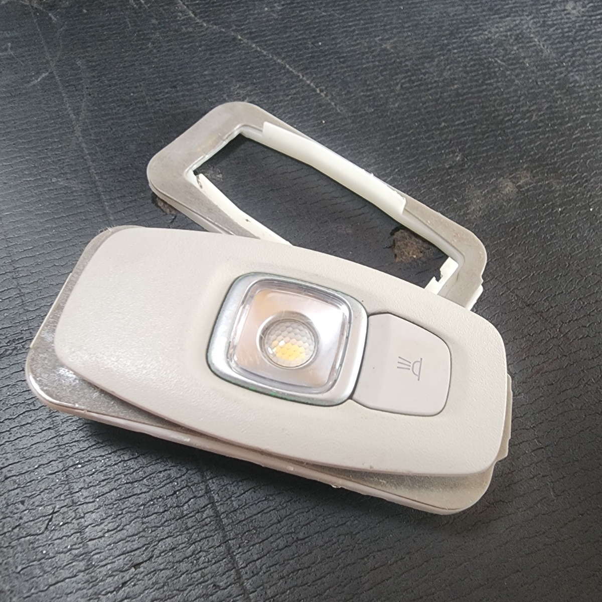 KOLEOS 2 REAR READING LIGHT L=R