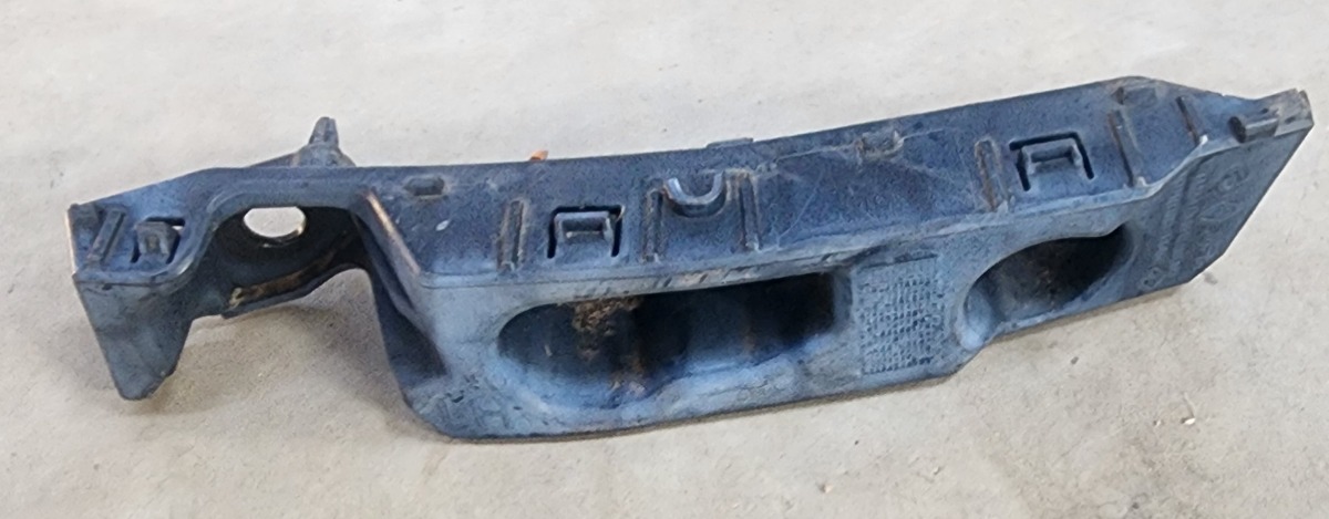 KOLEOS 2 LEFT FRONT BUMPER BRACKET